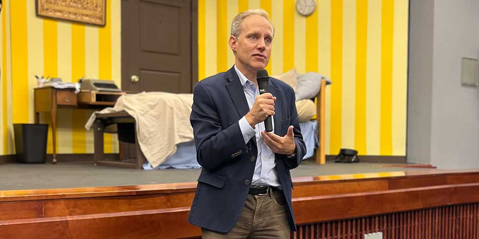 Secretary of State Encourages Students, Community to Vote Nov. 3